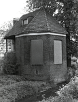 601137 Gezicht op de vervallen theekoepel van de voormalige buitenplaats Roosendaal aan de Vecht (Vechtdijk 151) te Utrecht.